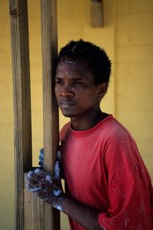 Archipel-des-Comores;-France;-Jeune-homme;-Kaleidos;-Kaleidos-images;-La-parole-à-limage;-Laurent-Abad;-Mayotte;-Mur-jaune;-Océan-Indien;-Peinture;-Portrait;-Stories-Pictures;-Travail;-Vie-quotidienne